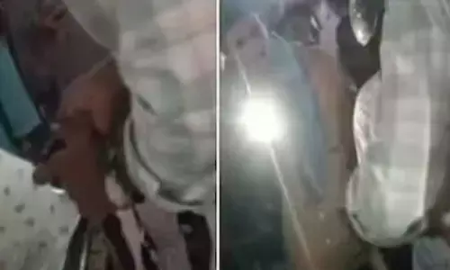 കാറിന്‍റെ ബോണറ്റിനുള്ളിൽ പെരുമ്പാമ്പ്, ആദ്യം കണ്ടത് നാട്ടുകാർ; ഏറെ നേരം പരിഭ്രാന്തി; ഒടുവിൽ ചാക്കിലാക്കി