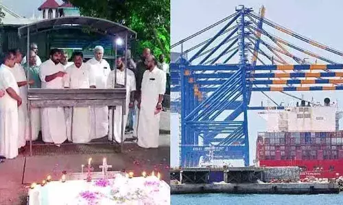 വിഴിഞ്ഞം തുറമുഖം യാഥാര്‍ത്ഥ്യമായത് ഉമ്മന്‍ചാണ്ടി വിചാരിച്ചതുകൊണ്ടു മാത്രം; ഉദ്ഘാടന ചടങ്ങുകള്‍ക്ക് മുമ്പ് പുതുപ്പള്ളിയിലെ  കല്ലറയിലെത്തി പുഷ്പാര്‍ച്ചന നടത്തി കോവളം എംഎല്‍എ