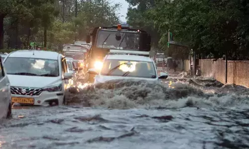 ന്യൂഡല്‍ഹിയില്‍ കനത്ത മഴയില്‍ നാലു മരണം; പ്രതികൂല കാലാവസ്ഥയെ തുടര്‍ന്ന് 40 വിമാനങ്ങള്‍ വഴിതിരിച്ചുവിട്ടു; 100 വിമാനങ്ങള്‍ വൈകിയാണ് സര്‍വീസ് നടത്തുന്നു