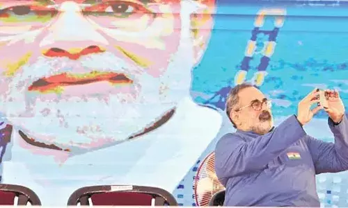 രാജീവ് ചന്ദ്രശേഖര്‍ ഇരിപ്പിടം തരപ്പെടുത്തിയത് പിന്‍വാതിലിലൂടെ; വേദിയില്‍ ഇരുന്ന് ബിജെപി പ്രവര്‍ത്തകര്‍ക്ക് മുദ്രാവാക്യം വിളിച്ചു കൊടുത്തു; രാജീവ് ചന്ദ്രശേഖറിന്റെ അല്‍പ്പത്തരത്തിന് രാജ്യം സാക്ഷിയായി; കുറ്റപ്പെടുത്തലുമായി ദേശാഭിമാനി എഡിറ്റോറിയല്‍