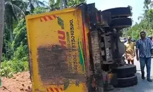 നെയ്യാറ്റിന്‍കര വാഴിച്ചലില്‍ നിയന്ത്രണം വിട്ട ടിപ്പര്‍ ലോറി മറിഞ്ഞ് അപകടം; ഡ്രൈവര്‍ ഉള്‍പ്പെടെ രണ്ടുപേര്‍ക്ക് പരിക്ക്