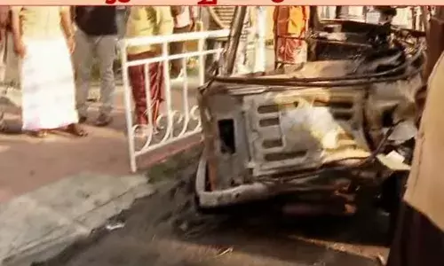 നിയന്ത്രണം വിട്ട കാര്‍ ഇടിച്ച് ഓട്ടോറിക്ഷയ്ക്ക് തീപിടിച്ച് ഒരാള്‍ മരിച്ചു; കാര്‍ ഓടിച്ചത് 19കാരന്‍; സംഭവം പട്ടത്ത് ഇന്ന് പുലര്‍ച്ചെ