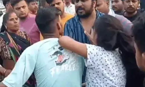 കാമുകിയോടൊപ്പം ബൈക്കിൽ കറങ്ങി, ഭക്ഷണം കഴിച്ചു; 21കാരനെ നടുറോഡിൽ തടഞ്ഞ് നിർത്തി ചെരുപ്പൂരിയടിച്ച് മാതാപിതാക്കൾ; വീഡിയോ‌ദൃശ്യങ്ങൾ സാമൂഹിക മാധ്യമങ്ങളിൽ വൈറൽ