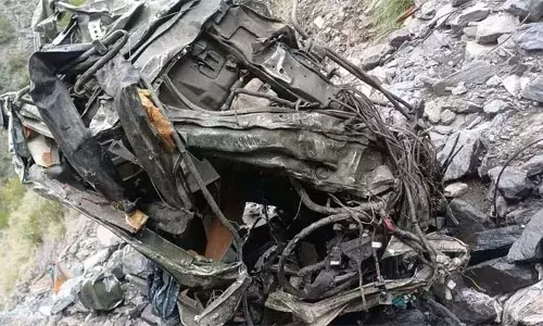 കശ്മീരില്‍ കരസേനാ വാഹനം കൊക്കയിലേക്ക് മറിഞ്ഞു; മൂന്ന് സൈനികര്‍ മരിച്ചു; വാഹനം പതിച്ചത് 700 അടി താഴ്ചയുള്ള മലയിടുക്കിലേക്ക്