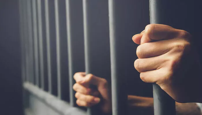 മോഷണക്കേസില് കുടുക്കുമെന്ന് ഭീഷണിപ്പെടുത്തി 17കാരനെ പീഡിപ്പിച്ചു; സഹപ്രവര്ത്തകയുടെ മകനെ പീഡിപ്പിച്ച് 28കാരി: പോക്സോ കേസെടുത്ത് അറസ്റ്റ് ചെയ്ത് പോലിസ് മോഷണക്കേസില് കുടുക്കുമെന്ന് ഭീഷണിപ്പെടുത്തി 17കാരനെ പീഡിപ്പിച്ചു; സഹപ്രവര്ത്തകയുടെ മകനെ പീഡിപ്പിച്ച് 28കാരി: പോക്സോ കേസെടുത്ത് അറസ്റ്റ് ചെയ്ത് പോലിസ്