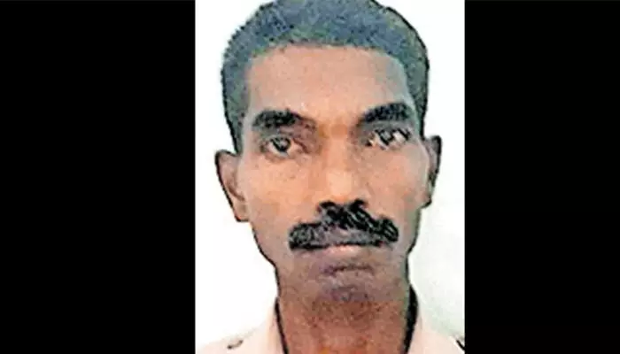 എസ്ഐഎ വീട്ടില് തൂങ്ങി മരിച്ച നിലയില് കണ്ടെത്തി; അടുക്കളയോട് ചേര്ന്നുള്ള ഷെഡില് മൃതദേഹം കണ്ടെത്തി; മരണകാരണം വ്യക്തമല്ല എസ്ഐഎ വീട്ടില് തൂങ്ങി മരിച്ച നിലയില് കണ്ടെത്തി; അടുക്കളയോട് ചേര്ന്നുള്ള ഷെഡില് മൃതദേഹം കണ്ടെത്തി; മരണകാരണം വ്യക്തമല്ല