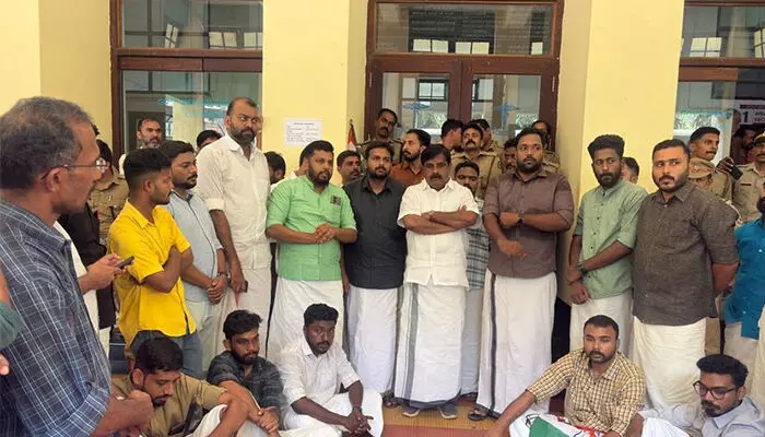 കോഴിക്കോട് മെഡിക്കല് കോളേജ് ആശുപത്രിയിലെ അത്യാഹിത വിഭാഗത്തിലെ പൊട്ടിത്തെറി; മരിച്ച് കുടുംബത്തി നഷ്ടപരിഹാരം നല്കണം; സ്വകാര്യ ആശുപത്രികളിലേക്ക് മാറ്റിയ രോഗികളുടെ കണക്കുകള് പുറത്ത് വിടണം; പ്രിന്സിപ്പലിന്റെ ഓഫീസ് ഉപരോധിച്ച് യൂത്ത് കോണ്ഗ്രസ് കോഴിക്കോട് മെഡിക്കല് കോളേജ് ആശുപത്രിയിലെ അത്യാഹിത വിഭാഗത്തിലെ പൊട്ടിത്തെറി; മരിച്ച് കുടുംബത്തി നഷ്ടപരിഹാരം നല്കണം; സ്വകാര്യ ആശുപത്രികളിലേക്ക് മാറ്റിയ രോഗികളുടെ കണക്കുകള് പുറത്ത് വിടണം; പ്രിന്സിപ്പലിന്റെ ഓഫീസ് ഉപരോധിച്ച് യൂത്ത് കോണ്ഗ്രസ്