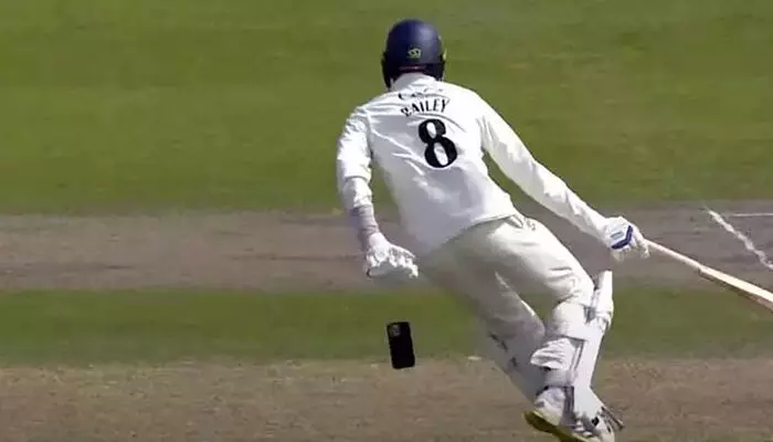 ആ പോക്കറ്റില്‍ നിന്ന് പോയത് ഒരു ഫോണല്ലേ? കൗണ്ടി ക്രിക്കറ്റില്‍ ബാറ്റിങ്ങിനിടെ താരത്തിന്റെ പോക്കറ്റില്‍ നിന്ന് ഫോണ്‍ പോകുന്ന വീഡിയോ; അപൂര്‍വ സംഭവമെന്ന് ക്രിക്കറ്റ് ലോകം: വീഡിയേ