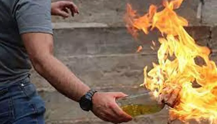 പൊന്നാനിയില് പുതിയ ബിവറേജ് ഔട്ട്ലെറ്റിന് നേരെ പെട്രോള് ബോംബ് ആക്രമണം; പ്രായപൂര്ത്തിയാവാത്ത മൂന്ന് പേര് പിടിയില് പൊന്നാനിയില് പുതിയ ബിവറേജ് ഔട്ട്ലെറ്റിന് നേരെ പെട്രോള് ബോംബ് ആക്രമണം; പ്രായപൂര്ത്തിയാവാത്ത മൂന്ന് പേര് പിടിയില്