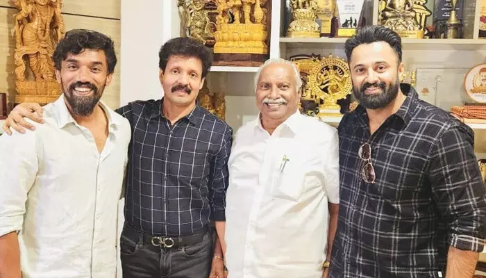 മിന്നല് മുരളിക്ക് ശേഷം സൂപ്പര്ഹീറോ ജോണറിലുള്ള ചിത്രം;  പൃഥ്വിരാജിന് പിന്നാലെ സംവിധായകനാകാന് ഉണ്ണി മുകുന്ദന്; ചിത്രം ഒരുങ്ങുന്നത് വമ്പന് ക്യാന്വാസില്;  പ്രീ പ്രൊഡക്ഷന് തുടങ്ങി; നിര്മ്മാണം ഏറ്റെടുത്ത് ശ്രീ ഗോകുലം മൂവീസ് മിന്നല് മുരളിക്ക് ശേഷം സൂപ്പര്ഹീറോ ജോണറിലുള്ള ചിത്രം;  പൃഥ്വിരാജിന് പിന്നാലെ സംവിധായകനാകാന് ഉണ്ണി മുകുന്ദന്; ചിത്രം ഒരുങ്ങുന്നത് വമ്പന് ക്യാന്വാസില്;  പ്രീ പ്രൊഡക്ഷന് തുടങ്ങി; നിര്മ്മാണം ഏറ്റെടുത്ത് ശ്രീ ഗോകുലം മൂവീസ്