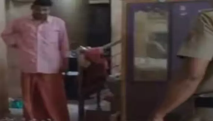 വളർത്തുനായയുടെ നിർത്താതെയുള്ള കുര; എക്സൈസിന് ഉദിച്ച സംശയം; പട്ടിക്കൂട് തുറന്നപ്പോൾ ഞട്ടൽ; പ്രതിയെ കൈയ്യോടെ പിടികൂടി വളർത്തുനായയുടെ നിർത്താതെയുള്ള കുര; എക്സൈസിന് ഉദിച്ച സംശയം; പട്ടിക്കൂട് തുറന്നപ്പോൾ ഞട്ടൽ; പ്രതിയെ കൈയ്യോടെ പിടികൂടി