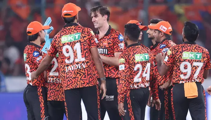 മൂന്ന് വിക്കറ്റുമായി പാറ്റ് കമ്മിന്‍സ്; കൂട്ടത്തകര്‍ച്ചയില്‍ രക്ഷകരായി അഷുതോഷ് - സ്റ്റബ്സ് സഖ്യം;  133 റണ്‍സില്‍ ഡല്‍ഹിയെ എറിഞ്ഞൊതുക്കി ഹൈദരാബാദ്