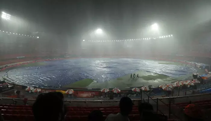 ഡല്‍ഹിയെ രക്ഷിച്ച് മഴയുടെ കളി; ഹോം ഗ്രൗണ്ടില്‍ ഹൈദരാബാദിന്റെ ബാറ്റിങ് മുടക്കി കനത്ത മഴ; ഇരുടീമുകളും പോയിന്റ് പങ്കിട്ടു; പ്ലേ ഓഫ് കാണാതെ ഹൈദരാബാദും പുറത്ത്