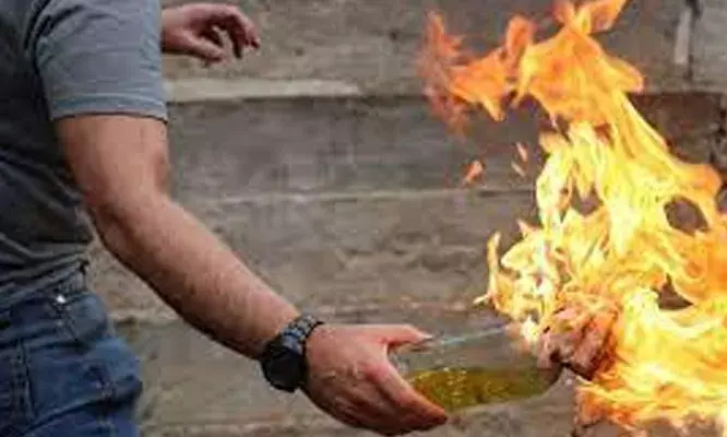 പൊന്നാനിയില് പുതിയ ബിവറേജ് ഔട്ട്ലെറ്റിന് നേരെ പെട്രോള് ബോംബ് ആക്രമണം; പ്രായപൂര്ത്തിയാവാത്ത മൂന്ന് പേര് പിടിയില് പൊന്നാനിയില് പുതിയ ബിവറേജ് ഔട്ട്ലെറ്റിന് നേരെ പെട്രോള് ബോംബ് ആക്രമണം; പ്രായപൂര്ത്തിയാവാത്ത മൂന്ന് പേര് പിടിയില്