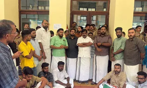 കോഴിക്കോട് മെഡിക്കല്‍ കോളേജ് ആശുപത്രിയിലെ അത്യാഹിത വിഭാഗത്തിലെ പൊട്ടിത്തെറി; മരിച്ച് കുടുംബത്തി നഷ്ടപരിഹാരം നല്‍കണം; സ്വകാര്യ ആശുപത്രികളിലേക്ക് മാറ്റിയ രോഗികളുടെ കണക്കുകള്‍ പുറത്ത് വിടണം; പ്രിന്‍സിപ്പലിന്റെ ഓഫീസ് ഉപരോധിച്ച് യൂത്ത് കോണ്‍ഗ്രസ്