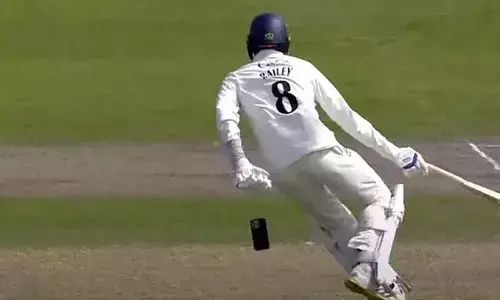 ആ പോക്കറ്റില്‍ നിന്ന് പോയത് ഒരു ഫോണല്ലേ? കൗണ്ടി ക്രിക്കറ്റില്‍ ബാറ്റിങ്ങിനിടെ താരത്തിന്റെ പോക്കറ്റില്‍ നിന്ന് ഫോണ്‍ പോകുന്ന വീഡിയോ; അപൂര്‍വ സംഭവമെന്ന് ക്രിക്കറ്റ് ലോകം: വീഡിയേ