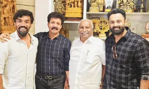 മിന്നല്‍ മുരളിക്ക് ശേഷം സൂപ്പര്‍ഹീറോ ജോണറിലുള്ള ചിത്രം;  പൃഥ്വിരാജിന് പിന്നാലെ സംവിധായകനാകാന്‍ ഉണ്ണി മുകുന്ദന്‍; ചിത്രം ഒരുങ്ങുന്നത് വമ്പന്‍ ക്യാന്‍വാസില്‍;  പ്രീ പ്രൊഡക്ഷന്‍ തുടങ്ങി; നിര്‍മ്മാണം ഏറ്റെടുത്ത് ശ്രീ ഗോകുലം മൂവീസ്