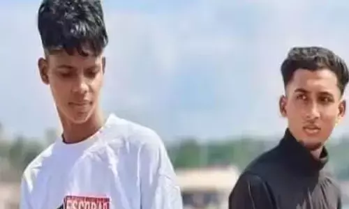 സ്കൂട്ടർ നിയന്ത്രണംവിട്ട് മണൽകൂനയിൽ ഇടിച്ച് മറിഞ്ഞ് അപകടം; നിലവിളി കേട്ട് ഓടിയെത്തി നാട്ടുകാർ; വിഴിഞ്ഞത്ത് രണ്ടു യുവാക്കൾക്ക് ദാരുണാന്ത്യം; ദുരന്തം ഗാനമേള കാണാൻ പോകവേ