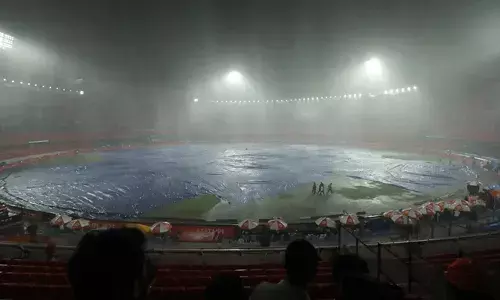 ഡല്‍ഹിയെ രക്ഷിച്ച് മഴയുടെ കളി; ഹോം ഗ്രൗണ്ടില്‍ ഹൈദരാബാദിന്റെ ബാറ്റിങ് മുടക്കി കനത്ത മഴ; ഇരുടീമുകളും പോയിന്റ് പങ്കിട്ടു; പ്ലേ ഓഫ് കാണാതെ ഹൈദരാബാദും പുറത്ത്