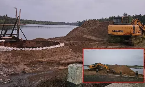 ടൂറിസത്തിന്റെ പേരിൽ അഞ്ചരക്കണ്ടി പുഴയിൽ നടന്നത് അനധികൃത മണലൂറ്റൽ; പരിസരത്തെ കിണറുകളിൽ ഉപ്പു വെള്ളം കലരുന്നതായി പരാതി ഉയർന്നിട്ടും നടപടിയുണ്ടായില്ല; ഒടുവിൽ മണലൂറ്റൽ തടഞ്ഞ് ഹൈക്കോടതി; ഔദ്യോഗിക അനുമതിയില്ലാതെ മണൽ വാരരുതെന്നും നിർദ്ദേശം