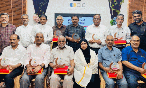 നാല് പതിറ്റാണ്ട് പ്രവാസം പിന്നിട്ടവരെ ആദരിച്ചു നാല് പതിറ്റാണ്ട് പ്രവാസം പിന്നിട്ടവരെ ആദരിച്ചു