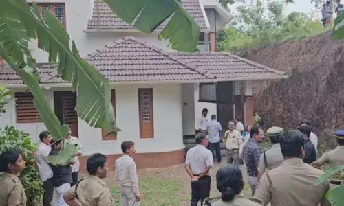 അമ്മയെ വീട്ടില്‍ നിന്ന് പുറത്താക്കി മകനും കുടുംബവും; മകനെ പുറത്താക്കി വീട് അമ്മക്ക് നല്‍കി റവന്യൂ അധികൃതര്‍; നടപടി ഹൈക്കോടതി ഉത്തരവിന് പിന്നാലെ