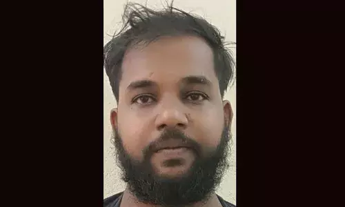 വയോധികയുടെ കഴുത്തിലെ മാല അറുത്തെടുത്തു; വസ്ത്രം വലിച്ചു  കീറി അപമാനിച്ചു; സ്‌കൂട്ടറില്‍ രക്ഷപ്പെടുന്നതിനിടെ പ്രതികളില്‍ ഒരാള്‍ മകന്റെ പിടിയില്‍