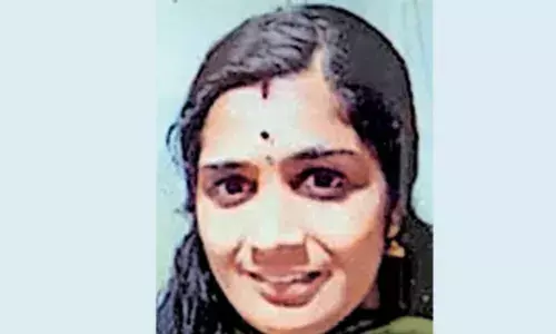 യുവതിയെ കാറിടിച്ചു മരിച്ചനിലയില്‍ കണ്ടെത്തിയ സംഭവം കൊലപാതകമെന്ന് സംശയം; പ്രതിയെ കസ്റ്റഡിയിലെടുത്തതായി സൂചന ചങ്ങനാശേരിയിലെ സ്വകാര്യ സ്ഥാപനത്തിലെ ജീവനക്കാരിയായ യുവതിയുടെ സാമ്പത്തിക ഇടപാടുകള്‍ കേന്ദ്രീകരിച്ചും അന്വേഷണം