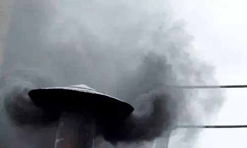 ലോകകത്തോലിക്ക സഭയ്ക്ക് പുതിയ മാര്‍പാപ്പയെ തിരഞ്ഞെടുക്കാനുള്ള വോട്ടെടെുപ്പ്; ചിമ്മിനിയില്‍ നിന്ന് കറുത്ത പുക; ആദ്യ ദിനം ഫലമില്ലാതെ അവസാനിച്ചു