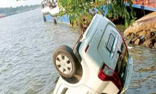 ജങ്കാറിൽകയറാൻ പിന്നോട്ടെടുക്കവേ പണി പാളി; കാർ നിയന്ത്രണംവിട്ട് പുഴയിൽവീണു; നിലവിളി കേട്ട് ഓടിയെത്തി നാട്ടുകാർ; കുടുംബം രക്ഷപ്പെട്ടത് തലനാരിഴയ്ക്ക്