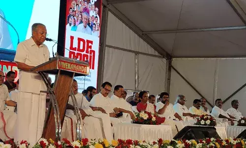 അതിര്‍ത്തിയിലെ സംഘര്‍ഷം: ആറു ജില്ലകളിലെ സര്‍ക്കാര്‍ വാര്‍ഷികാഘോഷ പരിപാടികള്‍ മാറ്റിവെച്ചു; വിയോജിപ്പുകള്‍ മാറ്റി വെച്ച് നാം രാജ്യത്തിന്റെ പോരാട്ടത്തിനൊപ്പം നില്‍ക്കണമെന്നും മുഖ്യമന്ത്രി