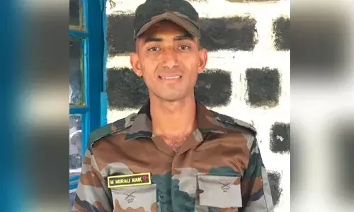 വീരമൃത്യു വരിച്ച സൈനികന്റെ മാതാപിതാക്കളുമായി സംസാരിച്ച് ആന്ധ്രാമുഖ്യമന്ത്രി; മുരളി നായിക്കിന്റെ വിയോഗത്തില്‍ ദുഃഖം രേഖപ്പെടുത്തി ഗവര്‍ണര്‍; ഭൗതികശരീരം നാളെ എത്തിക്കും