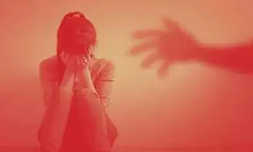 ഹൈസ്‌കൂള്‍ വിദ്യാര്‍ഥിയായിരിക്കെ മകളെ പീഡിപ്പിച്ച കേസ്; പ്രതി 15 വര്‍ഷം മുന്‍പ് തന്നെയും പീഡിപ്പിച്ചിട്ടുണ്ടെന്ന് പെണ്‍കുട്ടിയുടെ അമ്മ: സ്വകാര്യ ചിത്രങ്ങള്‍ പുറത്ത് വിടുമെന്ന് ഭീഷണിപ്പെടുത്തി 12 ലക്ഷം രൂപ തട്ടിയെടുത്തതായും മൊഴി