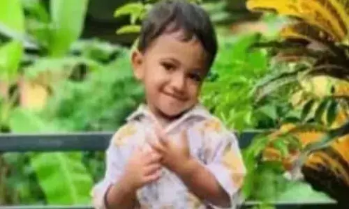 നിര്‍ത്തിയിട്ട കാര്‍ ഉരുണ്ടിറങ്ങി ദേഹത്ത് കൂടി കയറി ഇറങ്ങി; മലപ്പുറത്ത് ബന്ധുവീട്ടില്‍ വിരുന്നെത്തിയ രണ്ടര വയസ്സുകാരന് ദാരുണാന്ത്യം