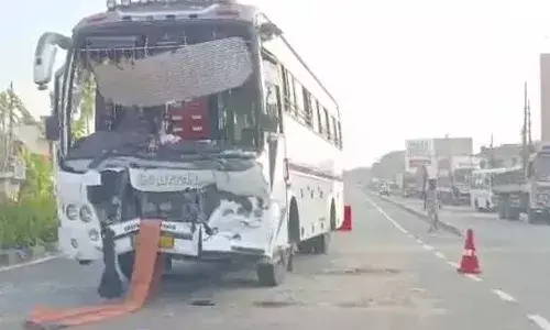 കൊച്ചിയില്‍ ടൂറിസ്റ്റ് ബസ് കണ്ടെയ്നര്‍ ലോറിക്ക് പിന്നിലിടിച്ച് അപകടം; 28പേര്‍ക്ക് പരിക്ക്