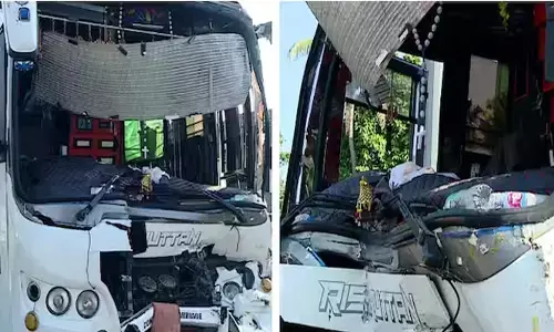 മലപ്പുറത്ത് പരിപാടി കഴിഞ്ഞ് തിരിച്ച് മടങ്ങവേ അപകടം; ടൂറിസ്റ്റ് ബസ് കണ്ടെയ്നർ ലോറിക്ക് പിന്നിൽ ഇടിച്ച് കയറി; 28 പേർക്ക് പരിക്ക്; ആശുപത്രിയിൽ പ്രവേശിപ്പിച്ചു