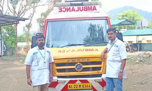 കനിവ് 108 ആംബുലന്സ് ജീവനക്കാരുടെ സമയോചിത ഇടപെടലില് 15 കാരിക്ക് പുതുജീവന് കനിവ് 108 ആംബുലന്സ് ജീവനക്കാരുടെ സമയോചിത ഇടപെടലില് 15 കാരിക്ക് പുതുജീവന്