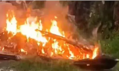 പുലർച്ചെ എന്തോ..തീപിടിച്ച് കത്തുന്നത് നാട്ടുകാരുടെ ശ്രദ്ധയിൽ പെട്ടു; ഓടിയെത്തി നോക്കുമ്പോൾ കത്തി നശിച്ച നിലയിൽ ചെറുവള്ളം; അന്വേഷണം തുടങ്ങി