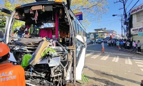 എം സി റോഡില്‍ സ്വകാര്യ ബസിന്റെ വശത്ത് ഇടിച്ച് ടൂറിസ്റ്റ് ബസ് കുടുങ്ങി: വാതില്‍ വെട്ടിപ്പൊളിച്ച് യാത്രക്കാരെ പുറത്തിറക്കി ഫയര്‍ ഫോഴ്സ്: അപകടം പന്തളം സിഗ്‌നലില്‍ ഇന്ന് രാവിലെ