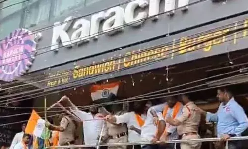 ഇന്ത്യ- പാക് സംഘര്‍ഷത്തിനിടെ ബേക്കറിയുടെ പേര് മാറ്റണമെന്നാവശ്യപ്പെട്ട് പ്രതിഷേധം; ഹൈദരാബാദിലെ കറാച്ചി ബേക്കറി അടിച്ചു തകര്‍ത്തു