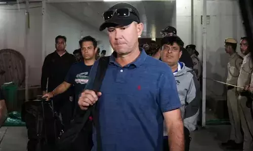 ധരംശാലയിലെ മത്സരത്തിനിടെ ആശങ്കയായി അതിര്‍ത്തിയിലെ സംഘര്‍ഷം; ഐപിഎല്‍ ഉപേക്ഷിച്ച് നാട്ടിലേക്ക് മടങ്ങാനൊരുങ്ങി; വെടിനിര്‍ത്തല്‍ അറിഞ്ഞത് വിമാനത്തില്‍ കയറിയ ശേഷം; വിദേശ താരങ്ങളെ പിന്തിരിപ്പിച്ച് പോണ്ടിംഗിന്റെ ഇടപെടല്‍; പഞ്ചാബിന്റെ രക്ഷകനായി വീണ്ടും പരിശീലകന്‍