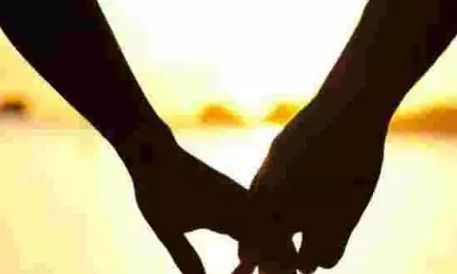 വിവാഹ പിറ്റേന്ന് വിരുന്ന് സല്‍ക്കാരത്തിന് പോകവെ ഭര്‍ത്താവിനോട് കാര്‍ നിര്‍ത്താന്‍ ആവശ്യപ്പെട്ട് യുവതി; പിന്നാലെ കാമുകന്റെ വാഹനത്തില്‍ കയറി സ്ഥലം വിട്ടു