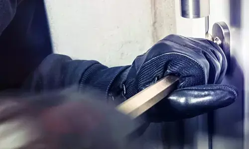 സ്കാനിംഗിനായി പോയി തിരികെ മുറിയിൽ വന്നപ്പോൾ ഒന്ന് പതറി; ആശുപത്രിയിൽ കവർച്ച; പണം നഷ്ടമായെന്ന് പരാതി; സിസിടിവി ദൃശ്യങ്ങൾ കണ്ട് ഞെട്ടൽ; ഇതൊക്കെ ക്രൂരതയെന്ന് ബന്ധുക്കൾ