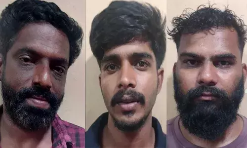 ബസിന് പെയിന്റ് അടിച്ചതിന്റെ ബാക്കി കാശ് കൊടുത്തില്ല; മല്ലപ്പളളിയില്‍ യാത്രാബസില്‍ ഡ്രൈവറുടെ കഴുത്തില്‍ വടിവാള്‍ വച്ച കേസില്‍ മൂന്നു പേര്‍ പിടിയില്‍; നാലാമനായി തെരച്ചില്‍