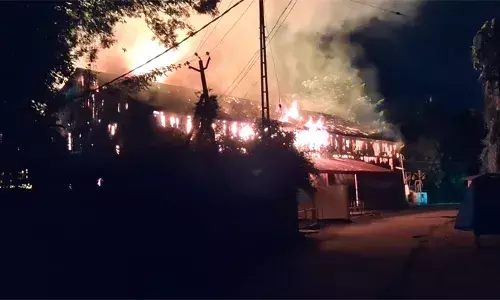 പുളിക്കീഴ് ബീവറേജസ് ഔട്ട്ലെറ്റില്‍ വന്‍ അഗ്നിബാധ; തീയണയ്ക്കാന്‍ ഫയര്‍ ഫോഴ്സിന്റെ തീവ്രശ്രമം; ലക്ഷങ്ങളുടെ നഷ്ടം