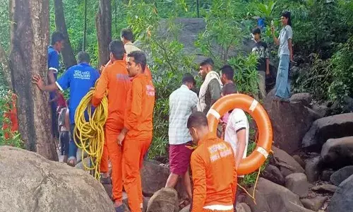 കോടഞ്ചേരിയിൽ പൊടുന്നനെ മലവെള്ളപ്പാച്ചില്‍; നൂറിലേറെ വിനോദസഞ്ചാരികള്‍ കുടുങ്ങി; പുഴയുടെ ഇരു കരകളിലേക്കും മാറി നിന്ന് ആളുകൾ; ഒഴിവായത് വന്‍ ദുരന്തം