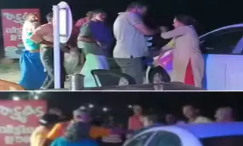 ഒരാൾ ഫോണിലൂടെ തെറിവിളിച്ചു; പിന്നാലെ തട്ടുകടയിൽ കൂട്ടത്തല്ല്; ചൂടുവെള്ളമടക്കം മുഖത്തൊഴിച്ചു; അലറിവിളിച്ചോട്ടം; സംഭവം പത്തനംതിട്ടയിൽ