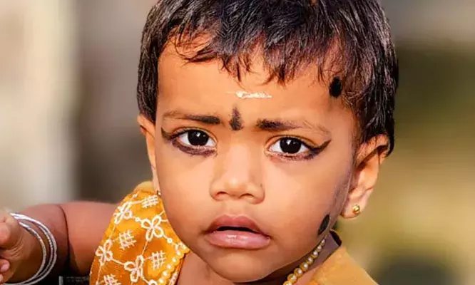 പിതാവ് വാഹനം പിന്നിലേക്ക് എടുക്കുന്നതിനിടെ ടയര്‍ തട്ടി ഒന്നര വയസുകാരി മരിച്ചു