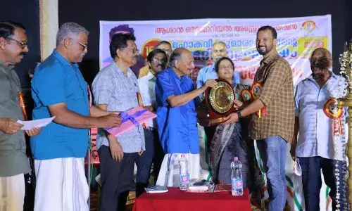 ആശാന് യുവകവി പുരസ്കാരം പി.എസ് ഉണ്ണികൃഷ്ണന് സമ്മാനിച്ചു ആശാന് യുവകവി പുരസ്കാരം പി.എസ് ഉണ്ണികൃഷ്ണന് സമ്മാനിച്ചു