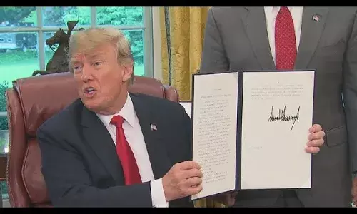 മയക്കുമരുന്ന് വില കുറയ്ക്കുന്നതിനുള്ള എക്സിക്യൂട്ടീവ് ഉത്തരവില് ഒപ്പിട്ടു; ഔഷധങ്ങളുടെയും വിലകള് ഉടന് തന്നെ 50 മുതല് 80 മുതല് 90% വരെ കുറയും മയക്കുമരുന്ന് വില കുറയ്ക്കുന്നതിനുള്ള എക്സിക്യൂട്ടീവ് ഉത്തരവില് ഒപ്പിട്ടു; ഔഷധങ്ങളുടെയും വിലകള് ഉടന് തന്നെ 50 മുതല് 80 മുതല് 90% വരെ കുറയും